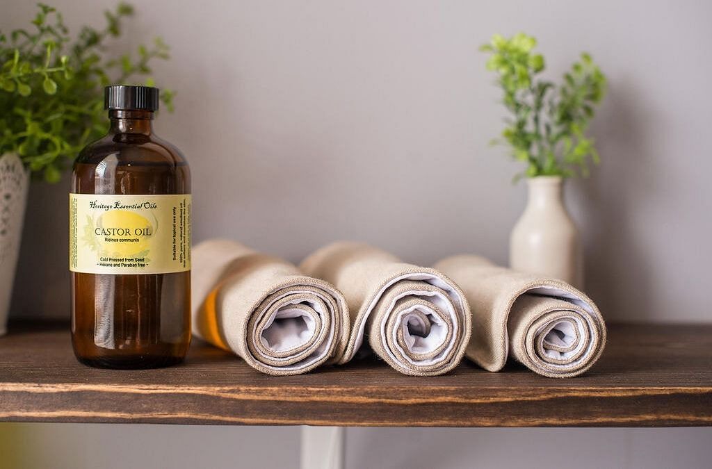 Castor oil packs for liver (Image via Getty Images)